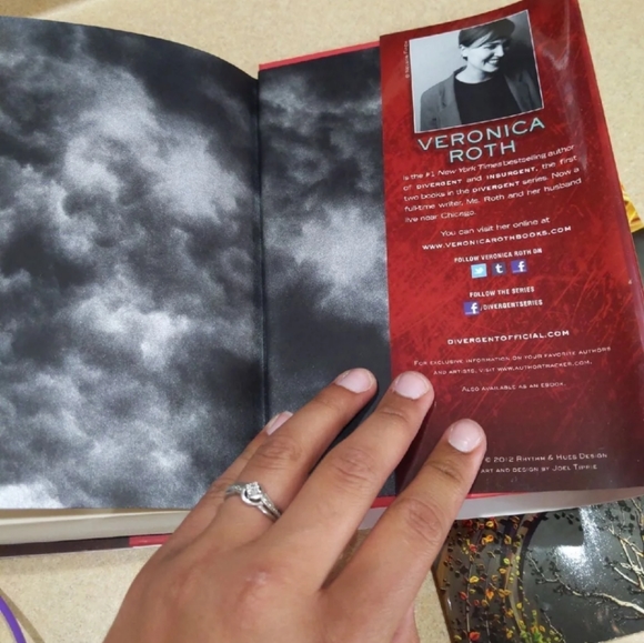 Brand New allegiant book and bonus - Picture 4 of 9